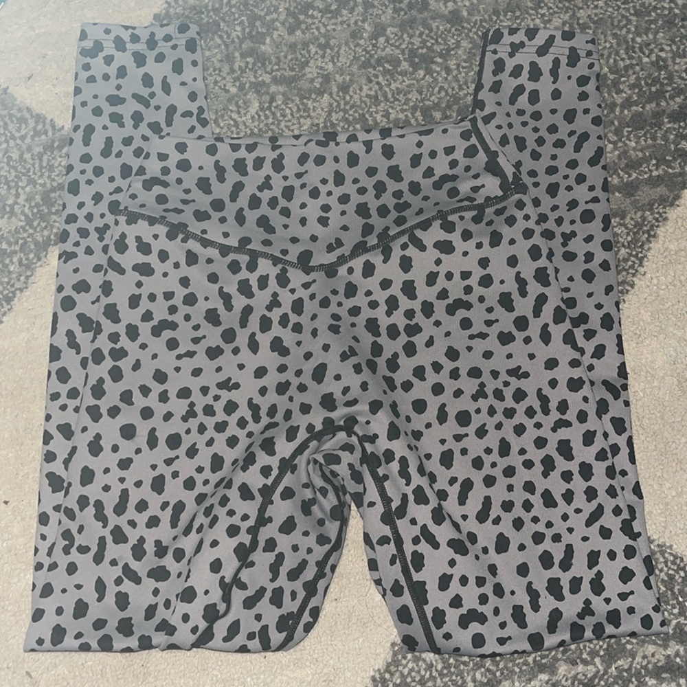 Balance Athletica Ascend Leggings in Snow Leopard Midnight Print Size Small